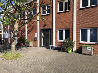 Das Bild zeigt die Frontseite des Kolping-Berufskollegs Gütersloh