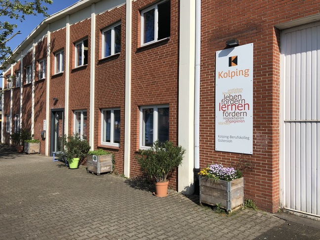 Auf dem Foto ist die Frontseite des Kolping-Berufskollegs Gütersloh zu sehen.